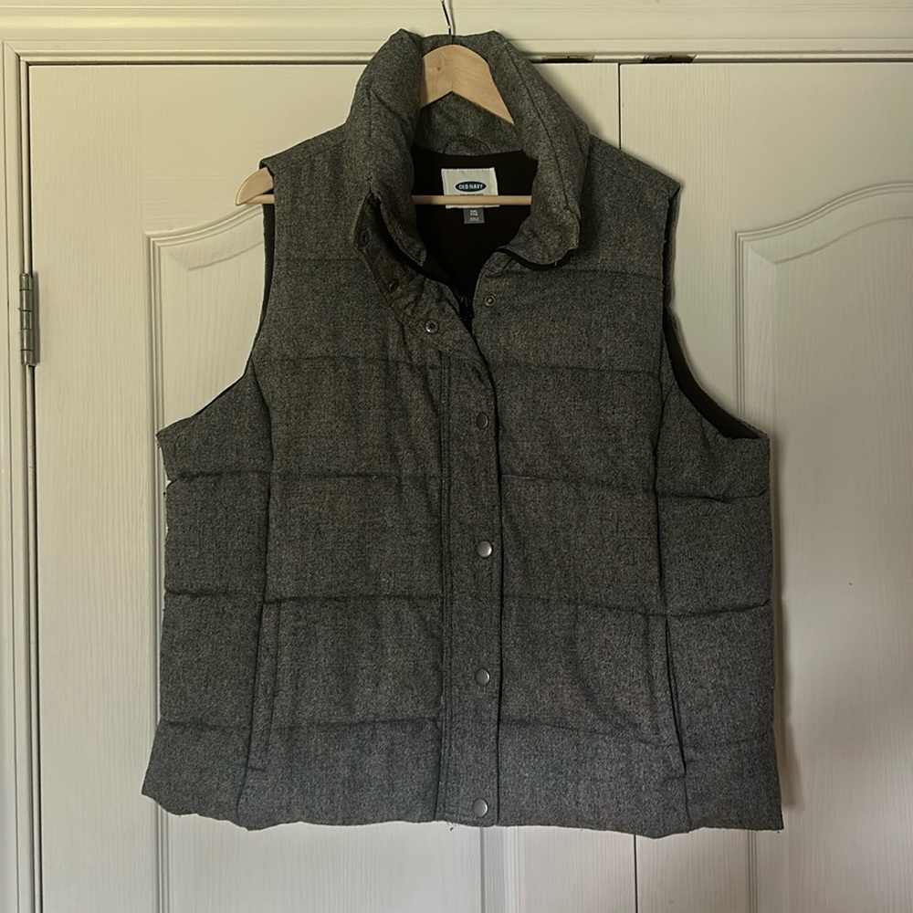 Old navy women’s puffer vest, Grey size: XXL